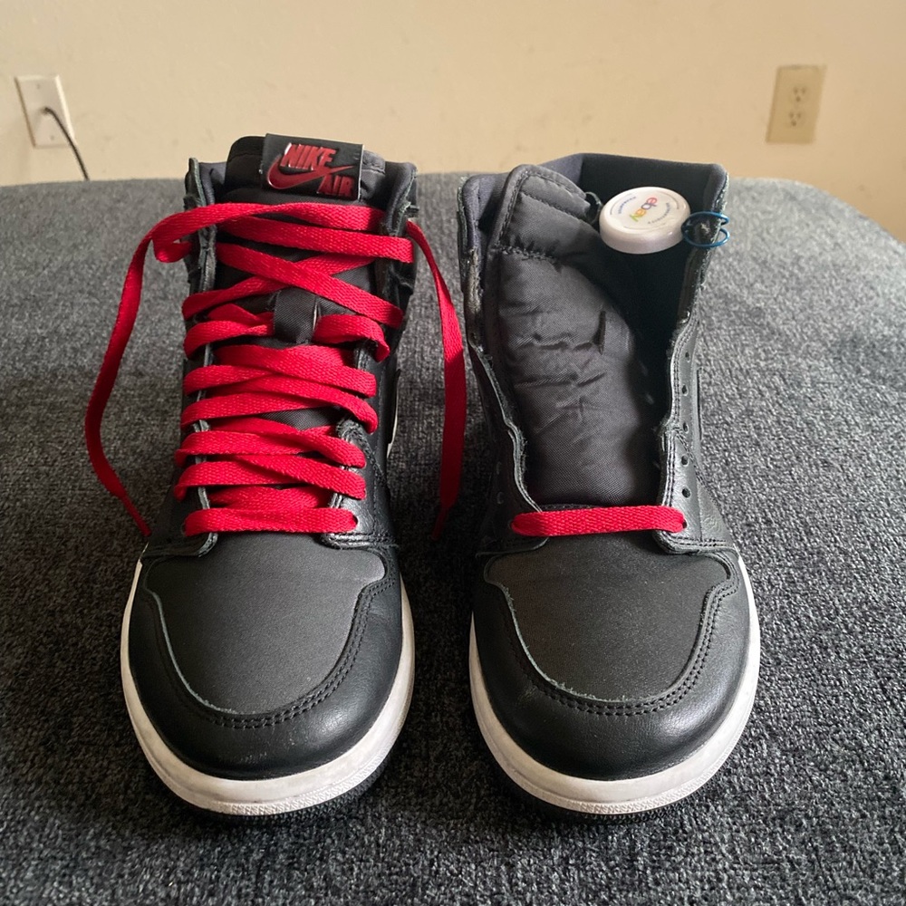 *SOLD* Men’s Nike Air Jordan 1 Retro High OG Shoes in Black /Red Satin Size 7.5